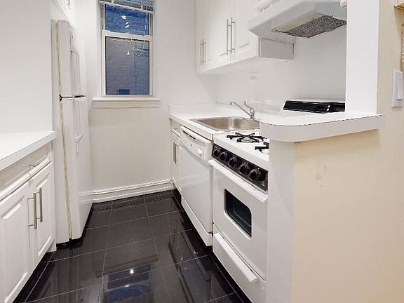 3rd image of 171 E 83rd St #3A1