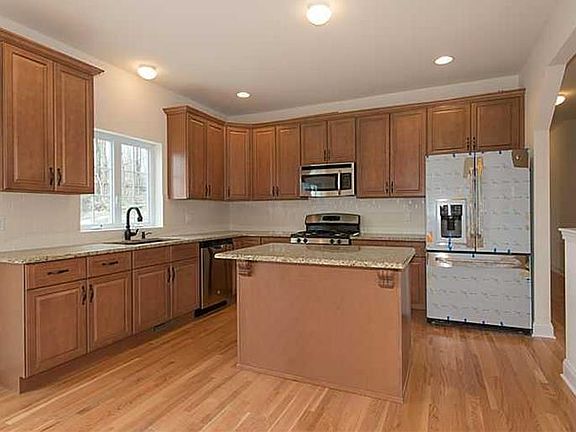 3rd image of 48 Southfield Fls