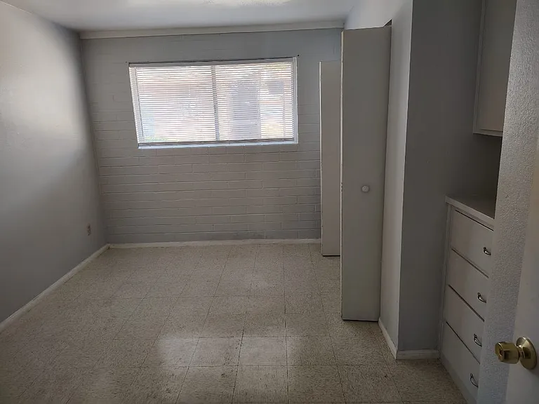 1055 N 8th Pl #C — Photo 8