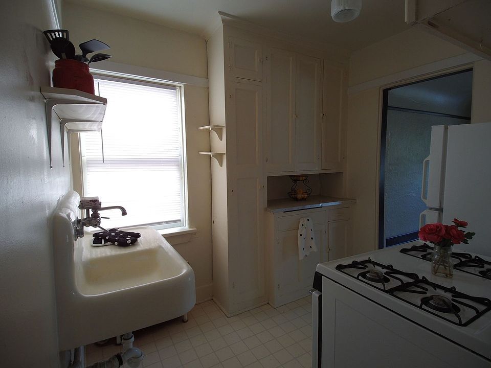 1st image of 3229 N Oakland Ave #6