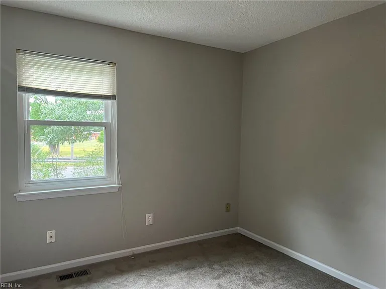 4748 Greenlaw Dr — Photo 15