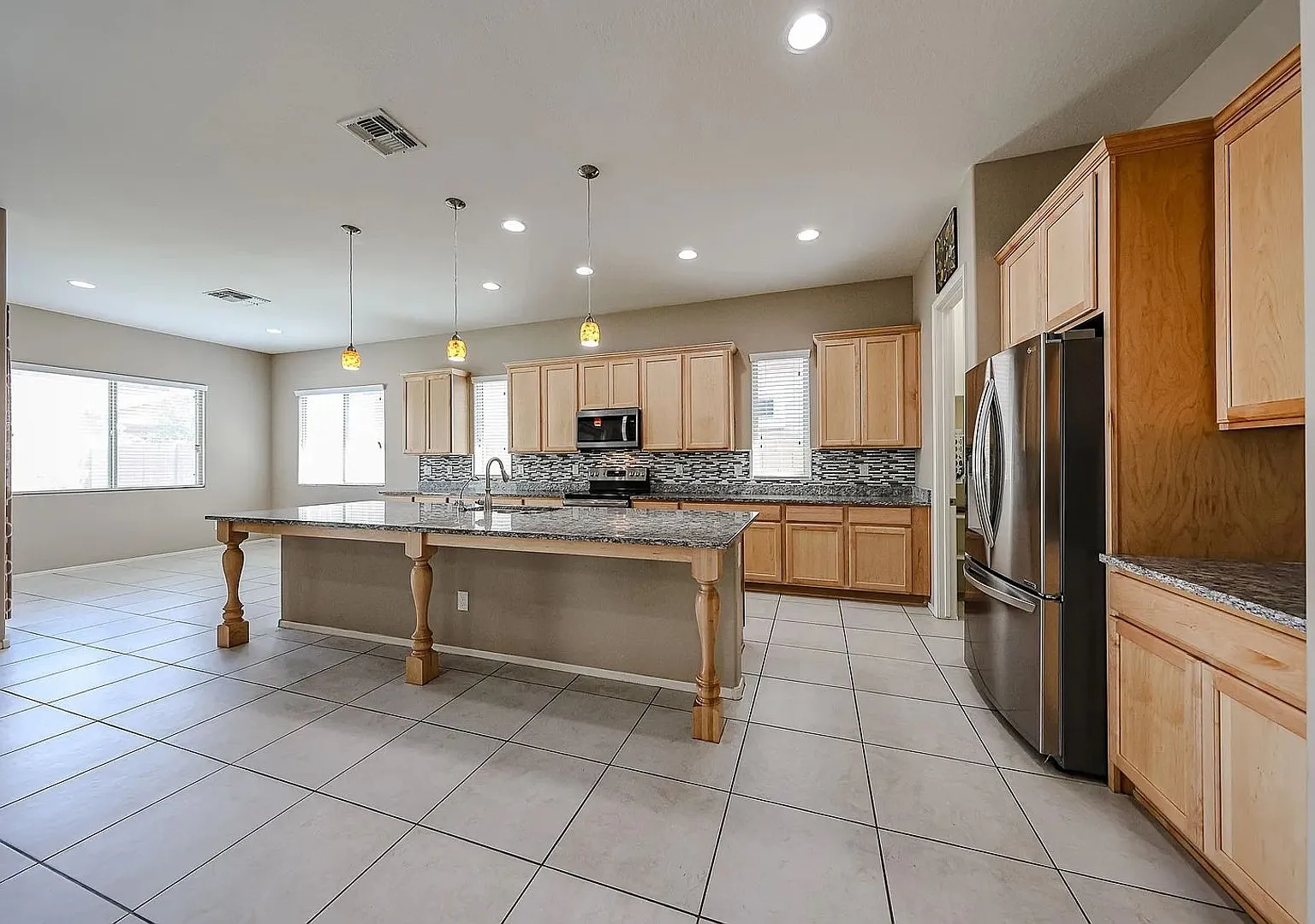 Stunning 4BR Peoria Home with Solar, Pickleball Court, Pool Access & Great Schools — Photo 4