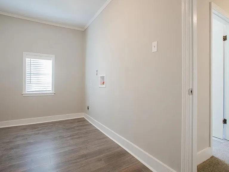 586 N 6th St — Photo 15