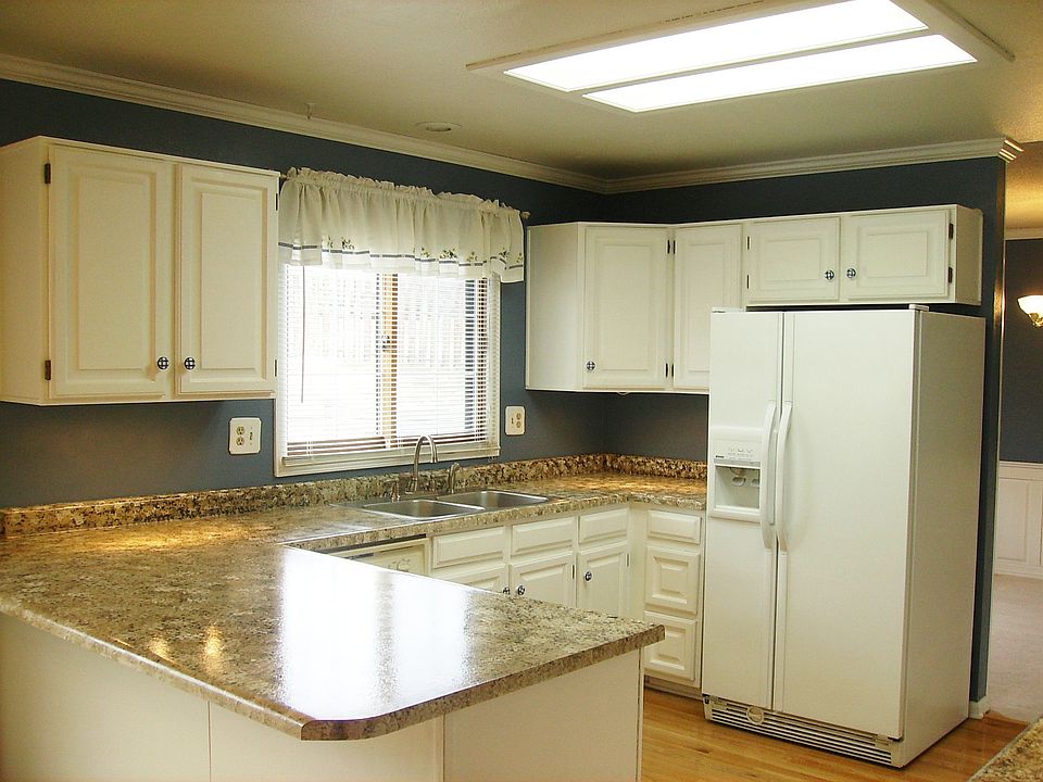 Kitchen with Eat-In area