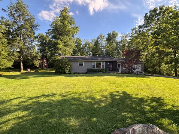 132 School St, Laughlintown, PA 15655