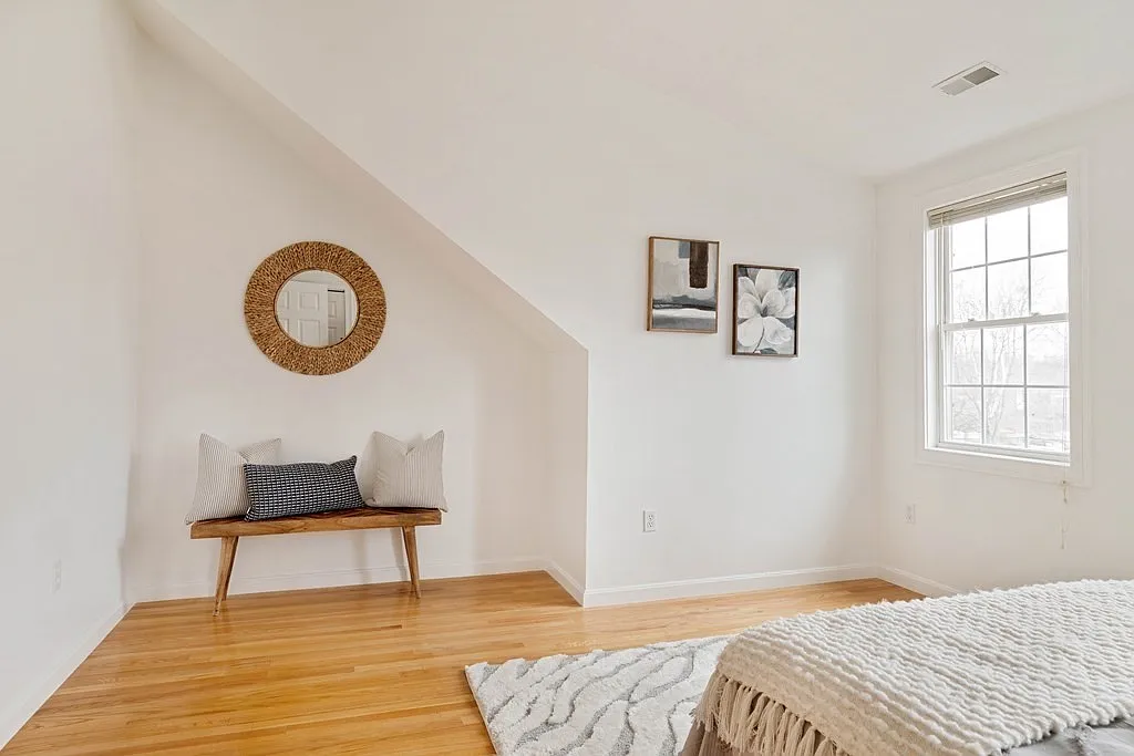 3 bed, 2.5 bath, 2100 sqft, $4,200 — Photo 4