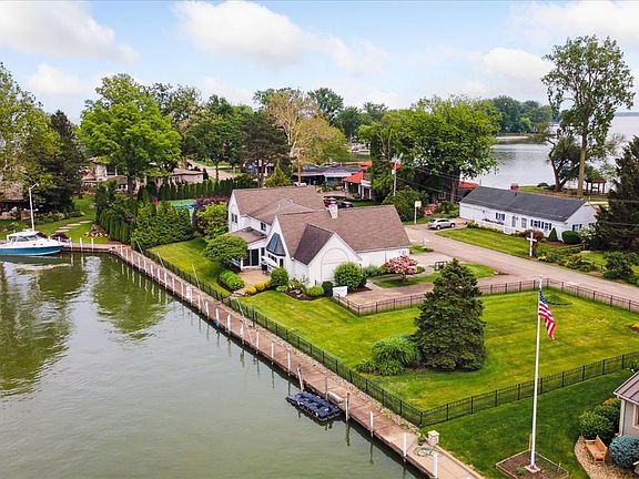 3rd image of 129 Bay Shore Dr