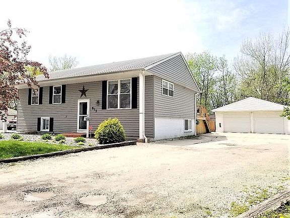 2nd image of 825 Cypress Ct