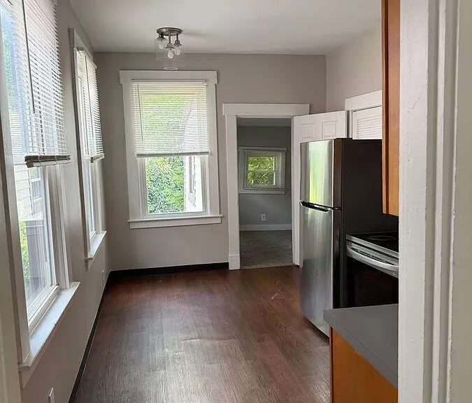 219 W 5th St #2 — Photo 11