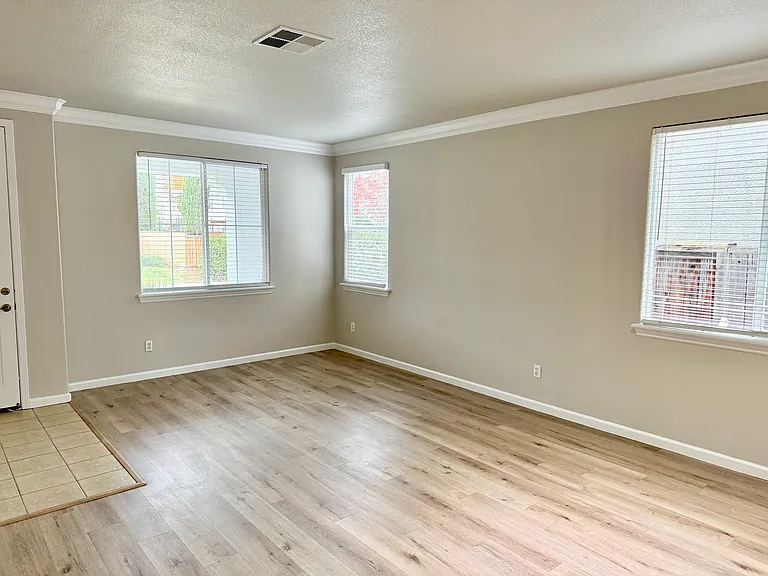 405 Darragh Ct — Photo 2