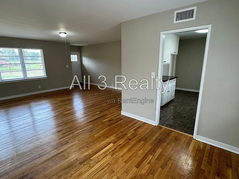 990 Parkwood Dr — Photo 10