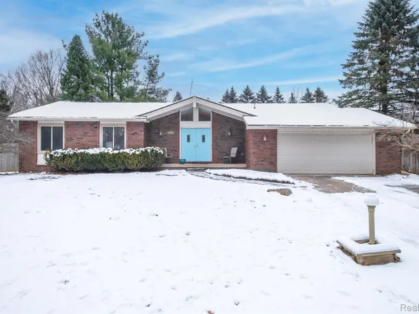 13581 Lakebrook Dr, Fenton, MI 48430