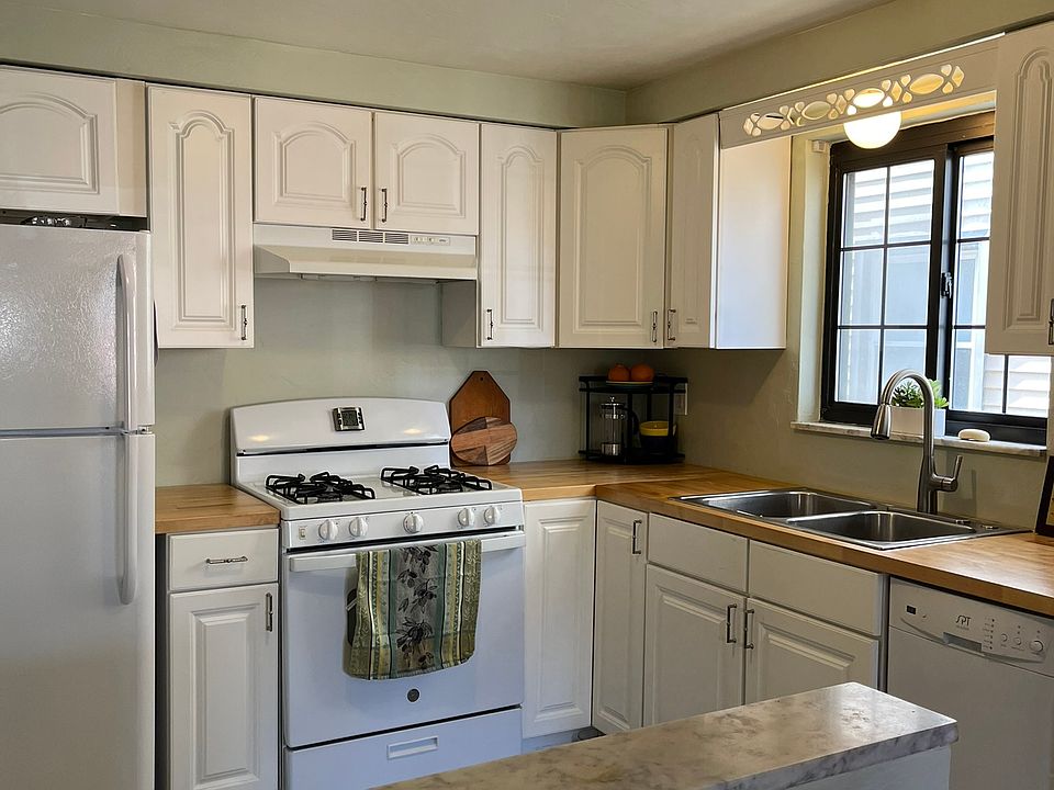 Kitchen with dishwasher