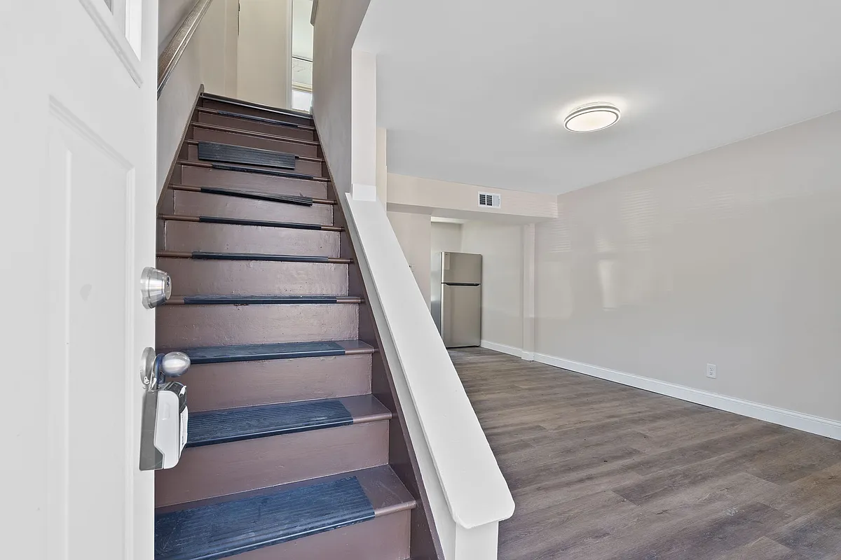 Building Photo - 464 E Norwich Ave #D