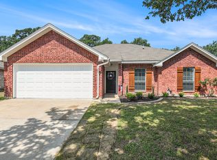 741 Oak Park Dr, Azle, TX 76020