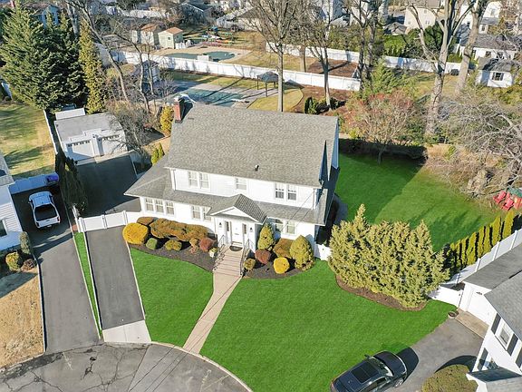 2nd image of 10 Lynn Ct