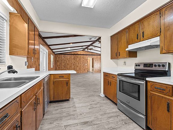 4th image of 214 SE Custer Way