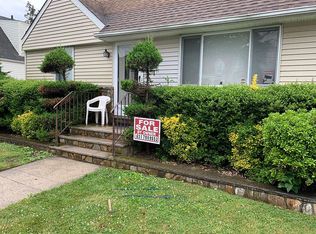 921 N 7th St, New Hyde Park, NY 11040