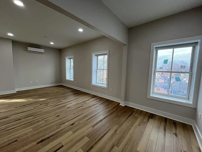 515 E Washington St #4 — Photo 5