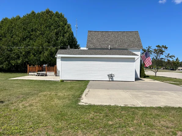 141 N Milton St, Pellston, MI 49769