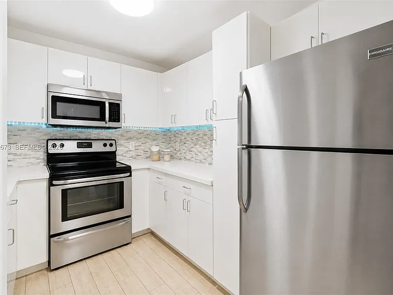 185 SE 14th Ter #1410 — Photo 6