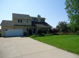 12392 Twin Oaks Ct, Sycamore, IL 60178