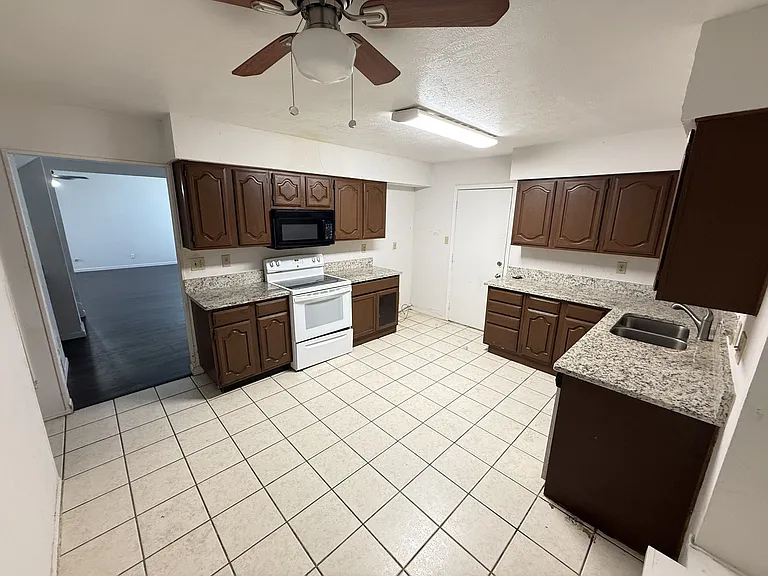 1616 Fannin Cir — Photo 15