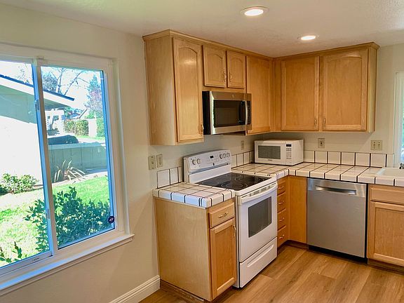 2nd image of 1113 Holly Oak Cir