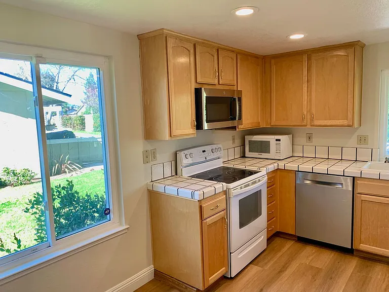 1113 Holly Oak Cir — Photo 2