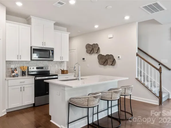 4163 Summit Woods Dr, Charlotte, NC 28216