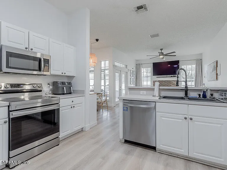 1905 Harbor Island Dr — Photo 13