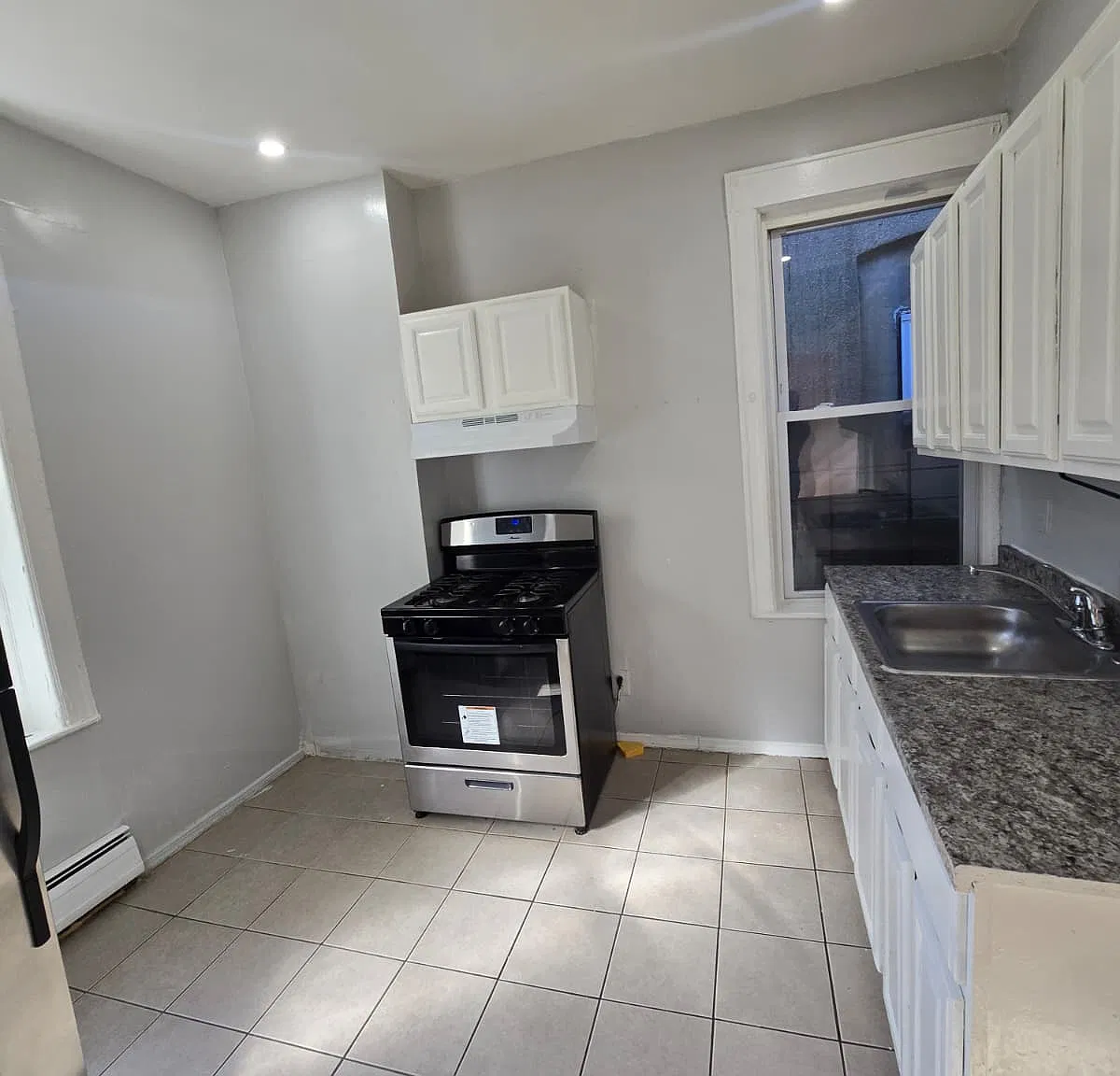 3 bed, 1000 sqft, $2,500 — Photo 1