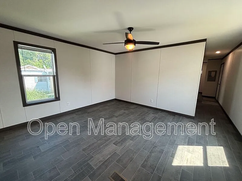 3 bed, 2.0 bath, 1056 sqft, $1,279 — Photo 2