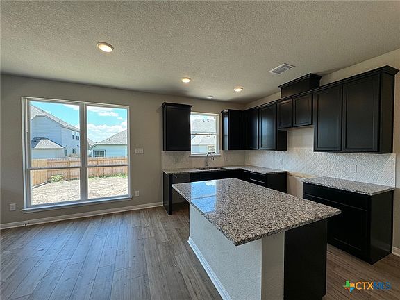 3rd image of 5511 Aurelia Dr