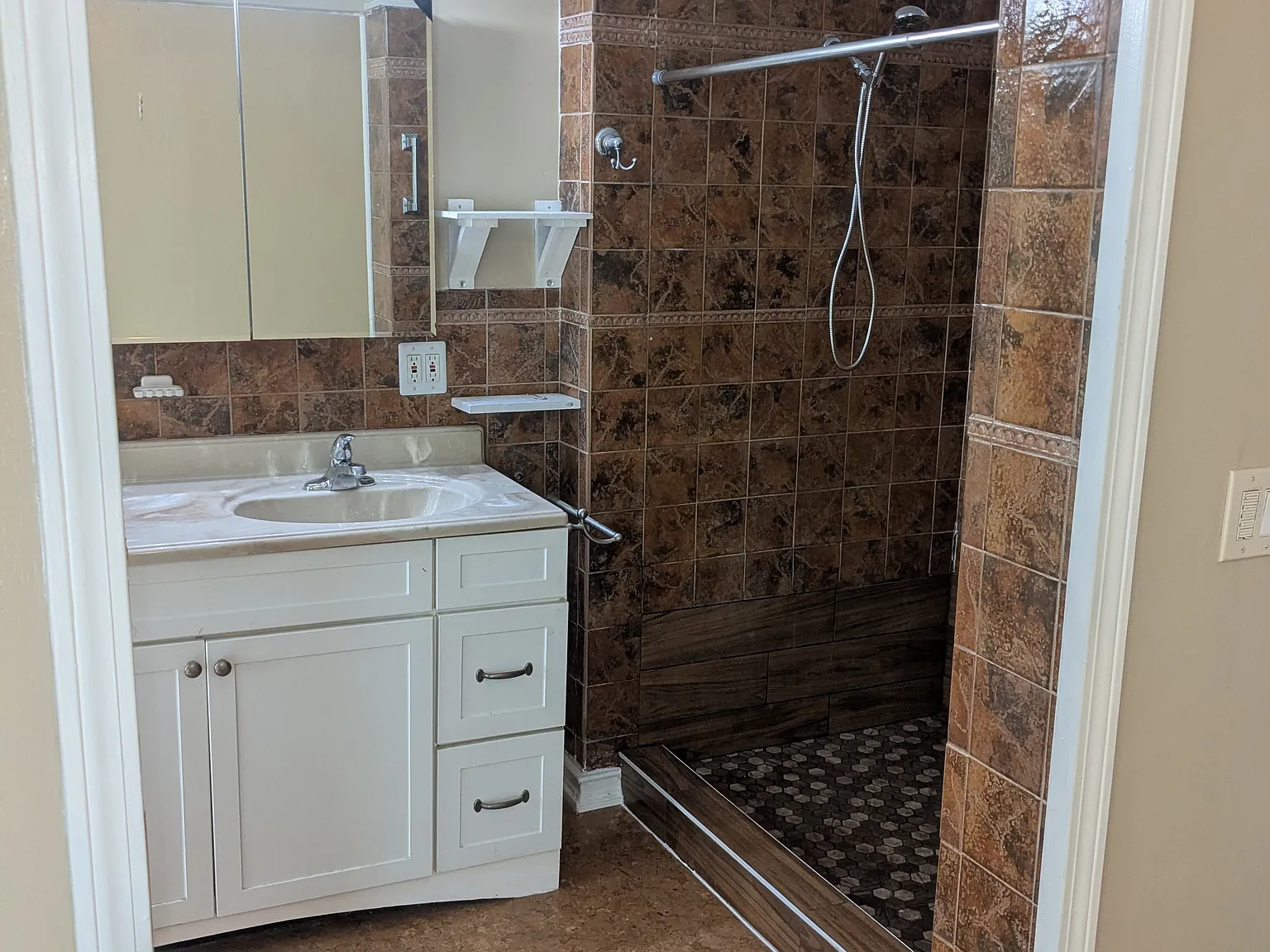 3 bed, 1130 sqft, $2,100 — Photo 4