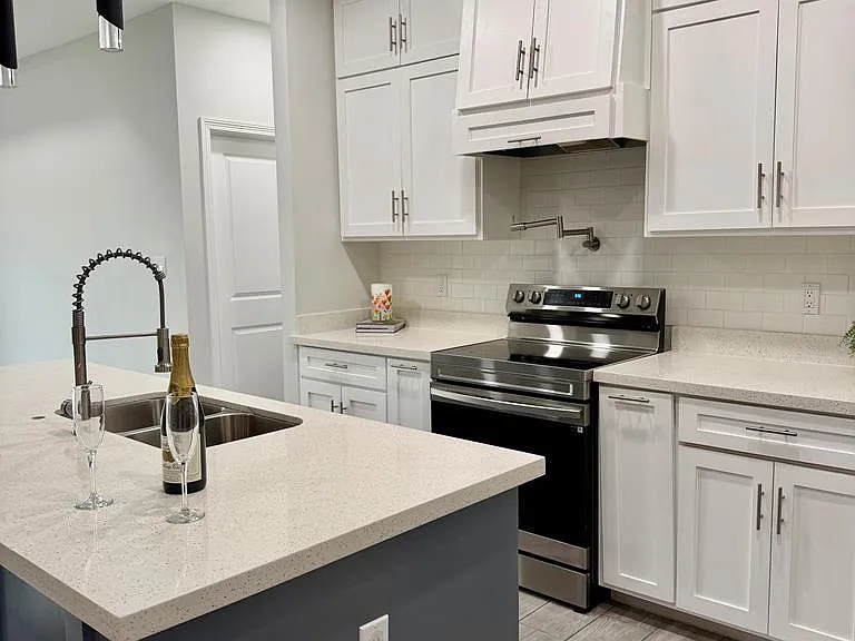 7005 Heliconia Dr — Photo 5