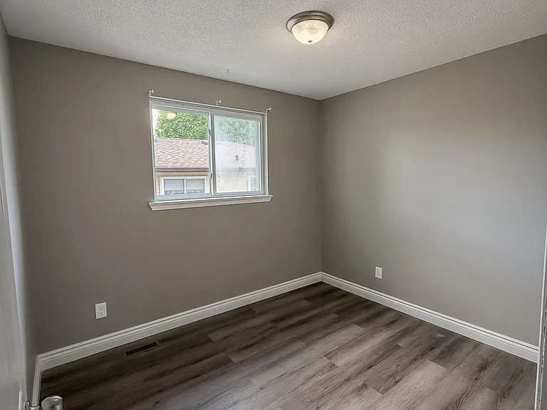 80 Kipling Cres — Photo 13