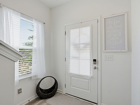 4th image of 715 Coburg St