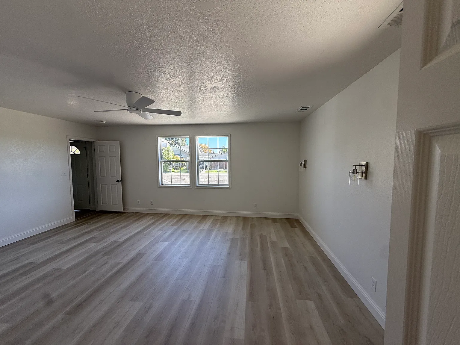 3 bed, 1200 sqft, $2,550 — Photo 3