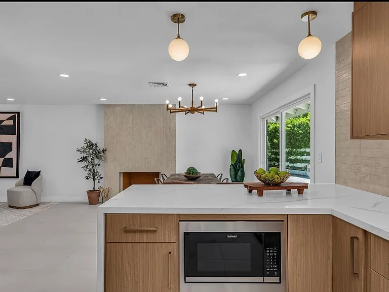 1111 S San Joaquin Dr — Photo 6