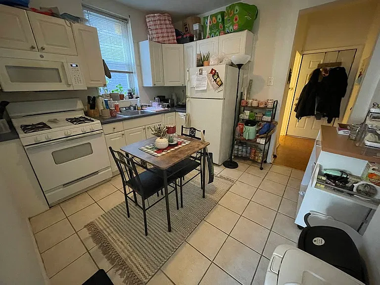1861 Apt 2 - Eat In Kitchen