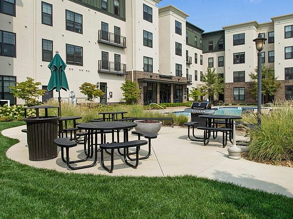 3rd image of 4050 W Pine Blvd #8bebc9cbf