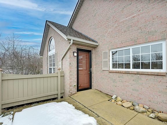 2nd image of 2002 Farmbrook Cir N #4