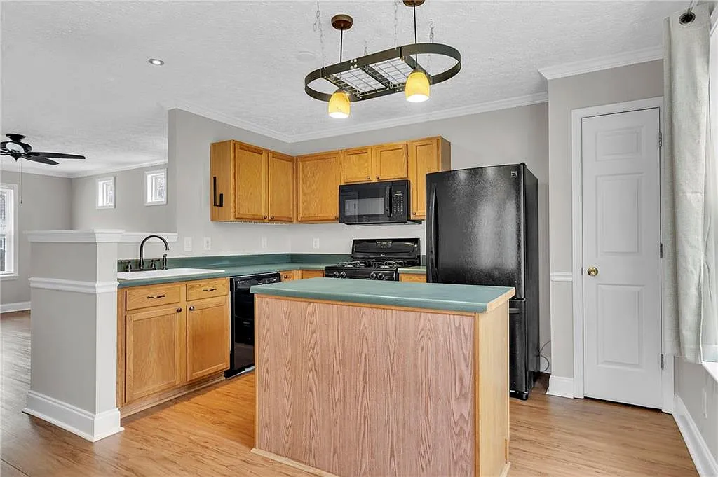 3 bed, 2.5 bath, 1260 sqft, $1,980 — Photo 2