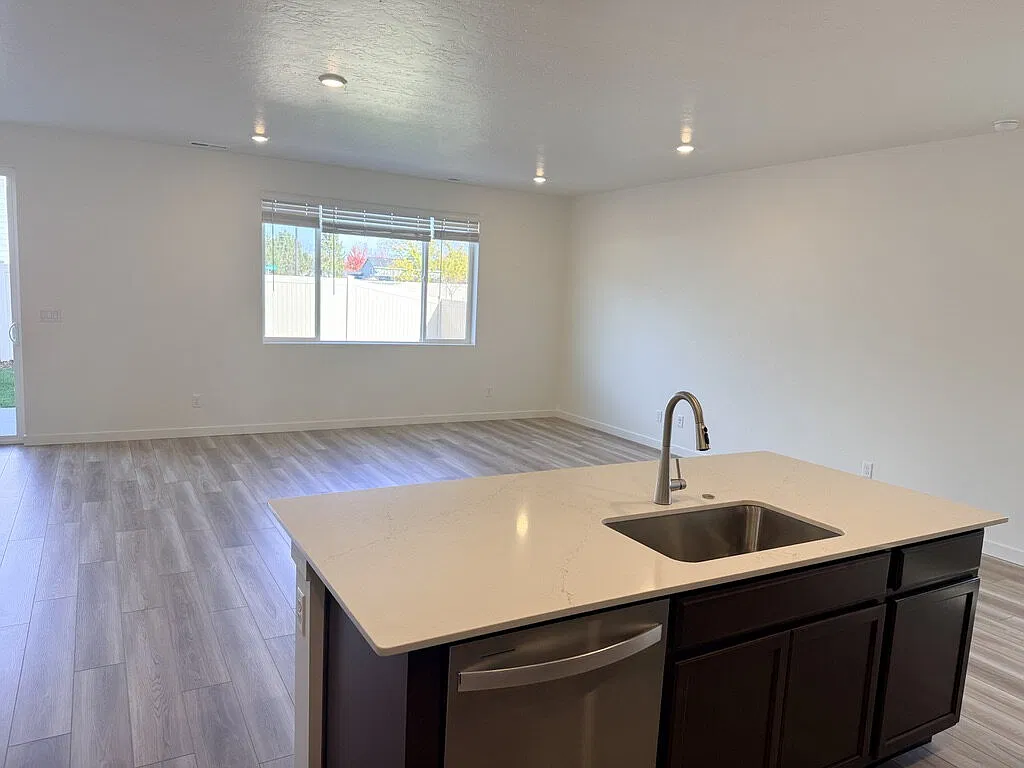 4 bed, 3.0 bath, 2330 sqft, $2,700 — Photo 4