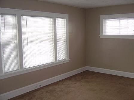 3rd image of 1493 Larchmont Ave Floor 1
