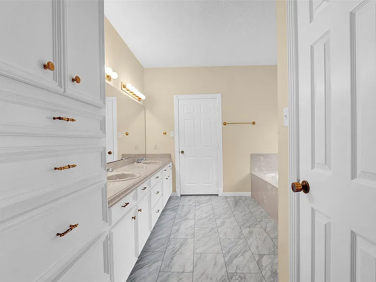 611 N Hickory St — Photo 15