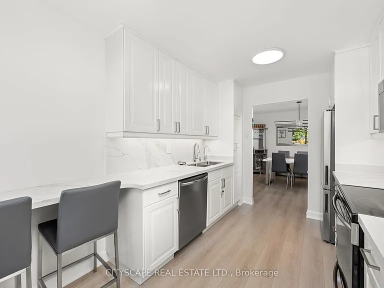 7460 Bathurst St #209 — Photo 14