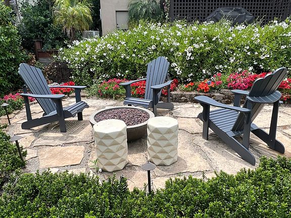 Garden sitting area with fire pit