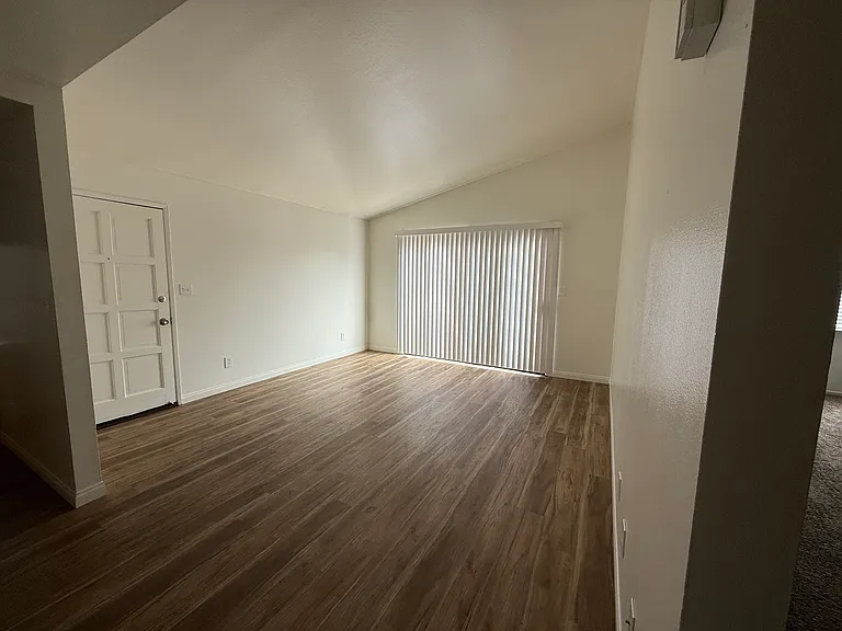 Laurelwood Oaks — Photo 10